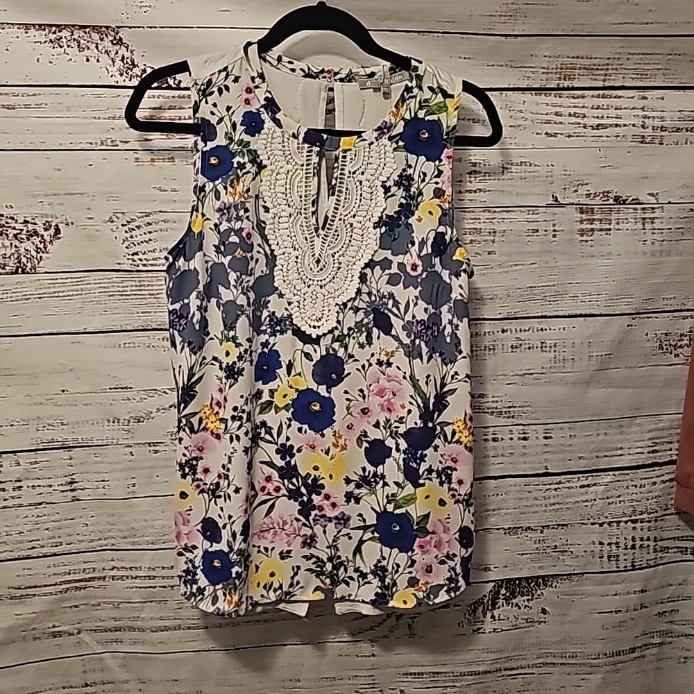 Floral and Lace Detail Sleeveless blouse